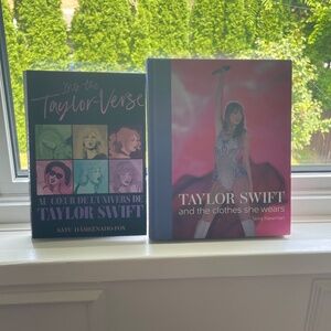 TAYLOR SWIFT BOOKS!!!😍
